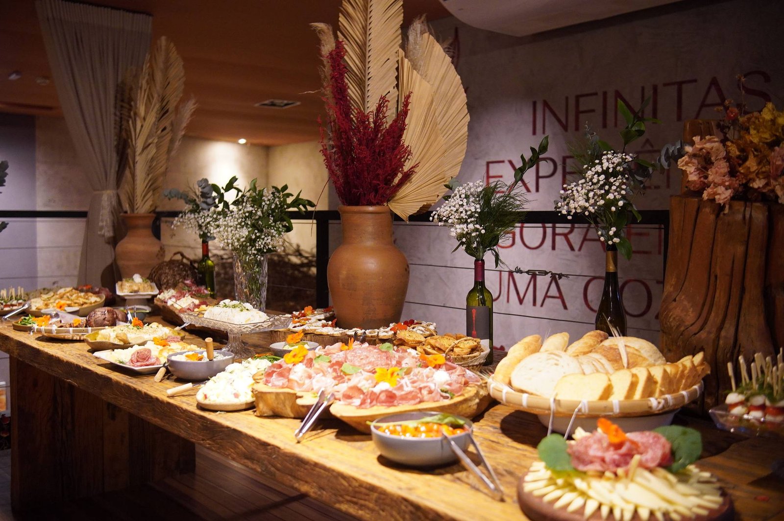 Mesa de antepastos e grazing do evento